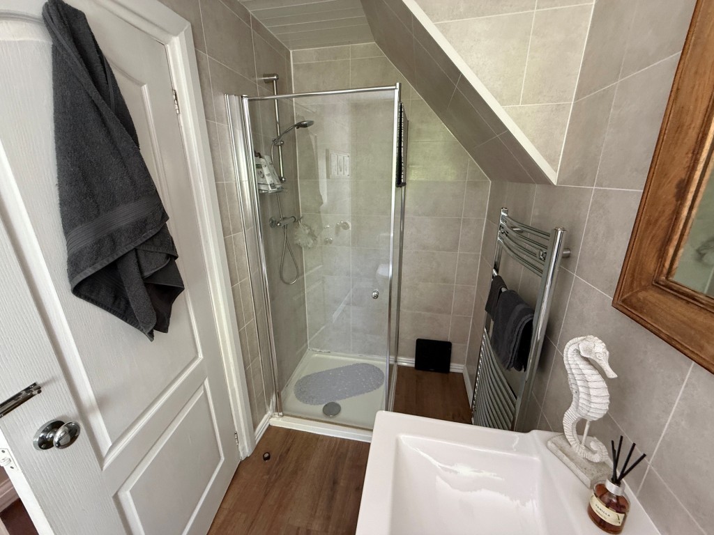 Lot: 1 - GROUND FLOOR TWO-BEDROOM MAISONETTE WITH REAR GARDEN - Modern shower room